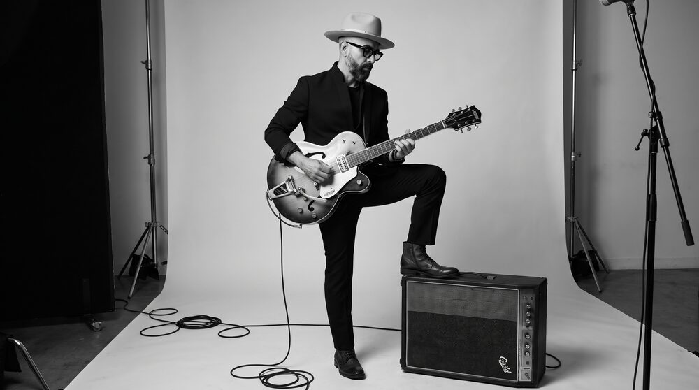 Mario Sandoval, cantante mexicano, sesión de estudio en blanco y negro