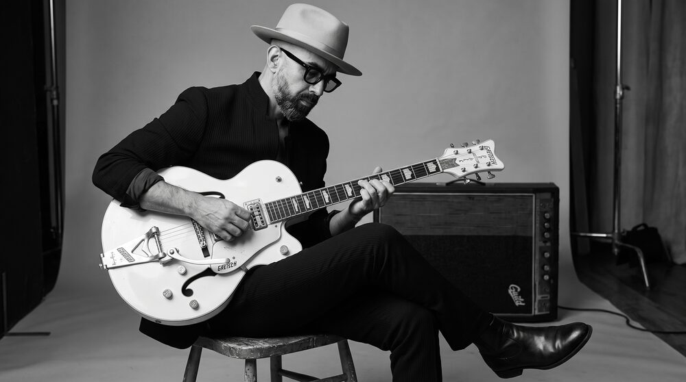 Mario Sandoval, cantante mexicano, sesión de estudio en blanco y negro