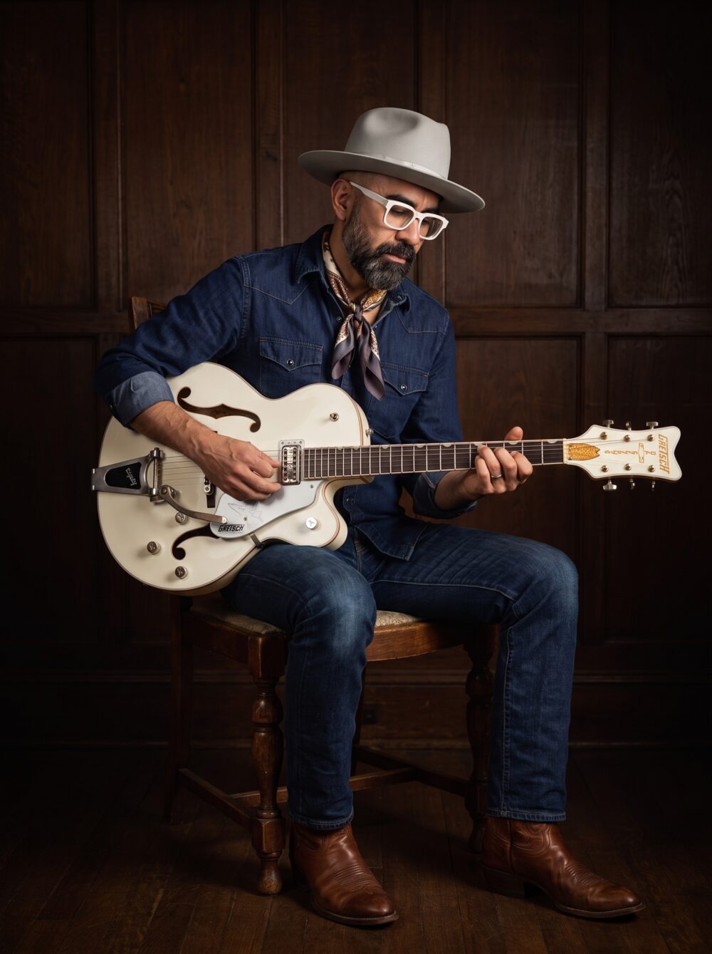 Mario Sandoval, cantante mexicano, con guitarra vintage