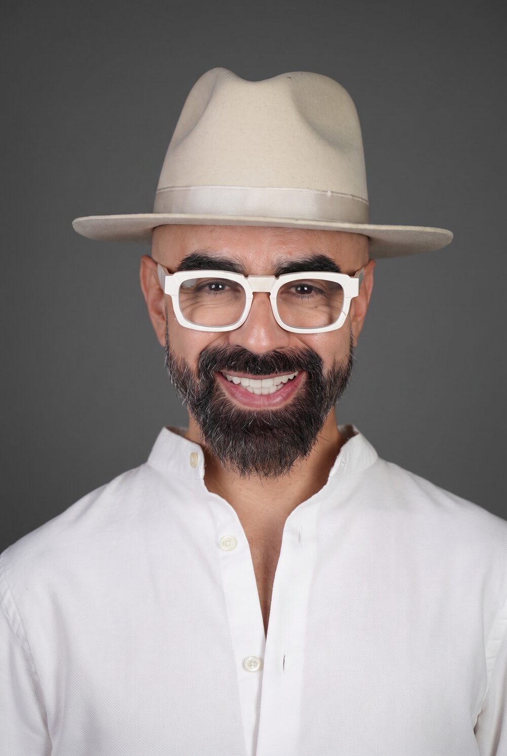 Mario Sandoval, cantante mexicano, retrato de prensa