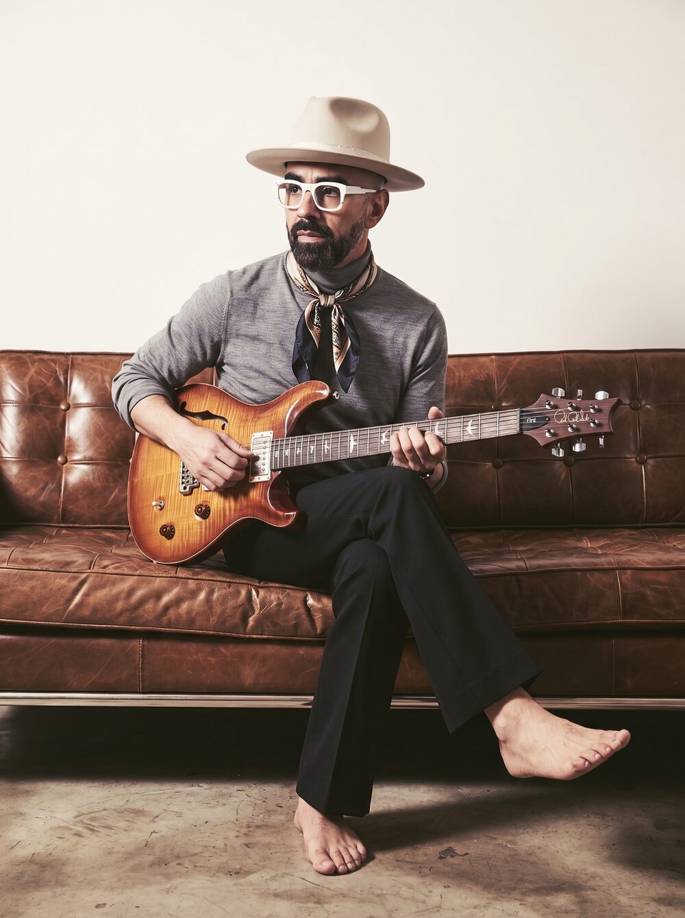 Mario Sandoval, cantante mexicano, retrato con guitarra PRS