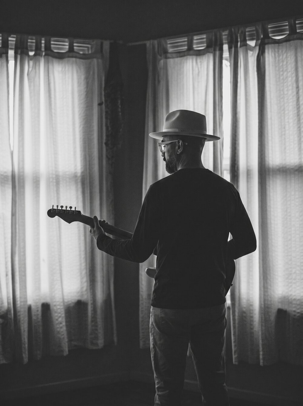 Mario Sandoval, cantante mexicano, retrato en blanco y negro