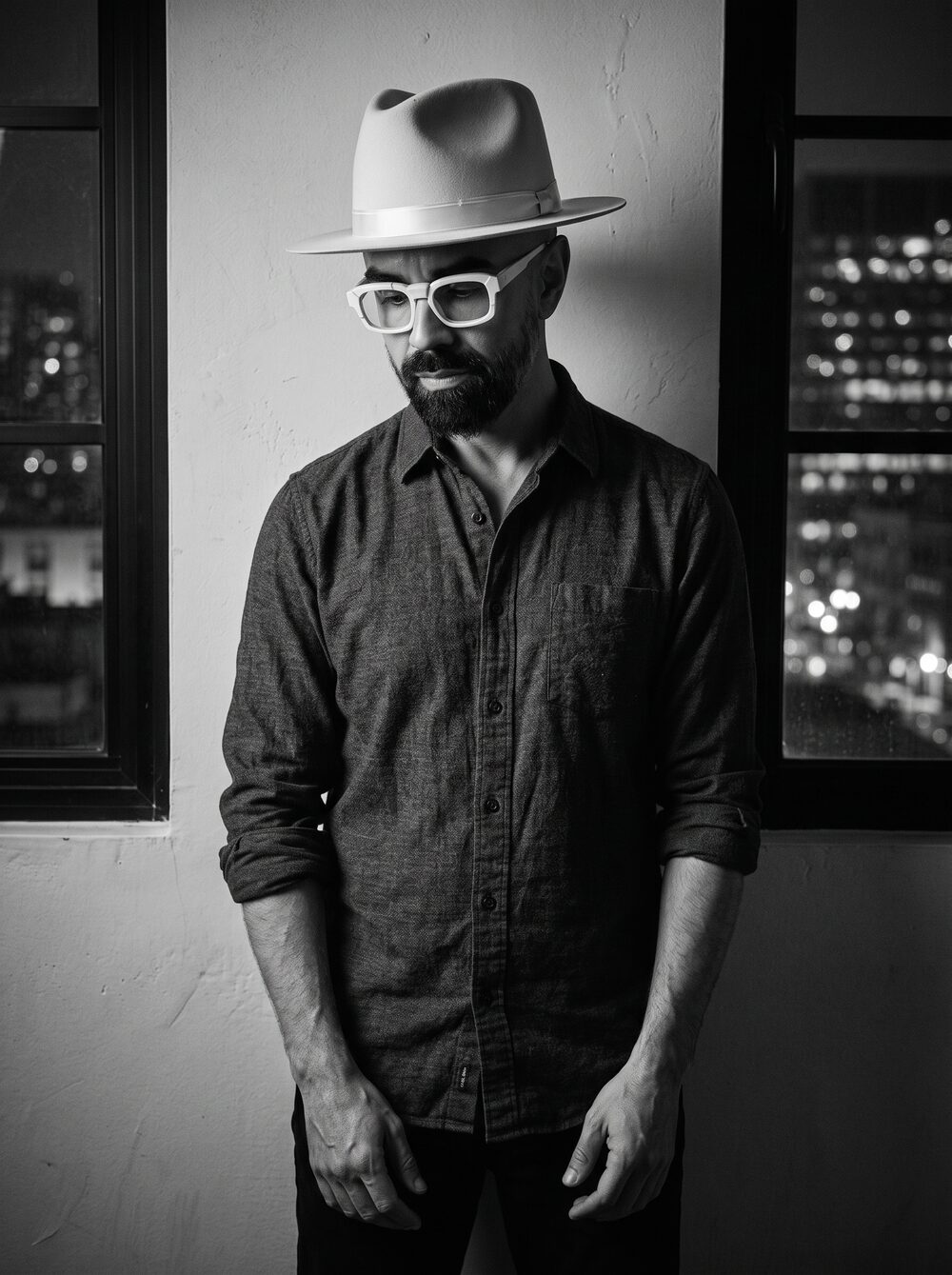 Mario Sandoval, cantante mexicano, retrato urbano en blanco y negro