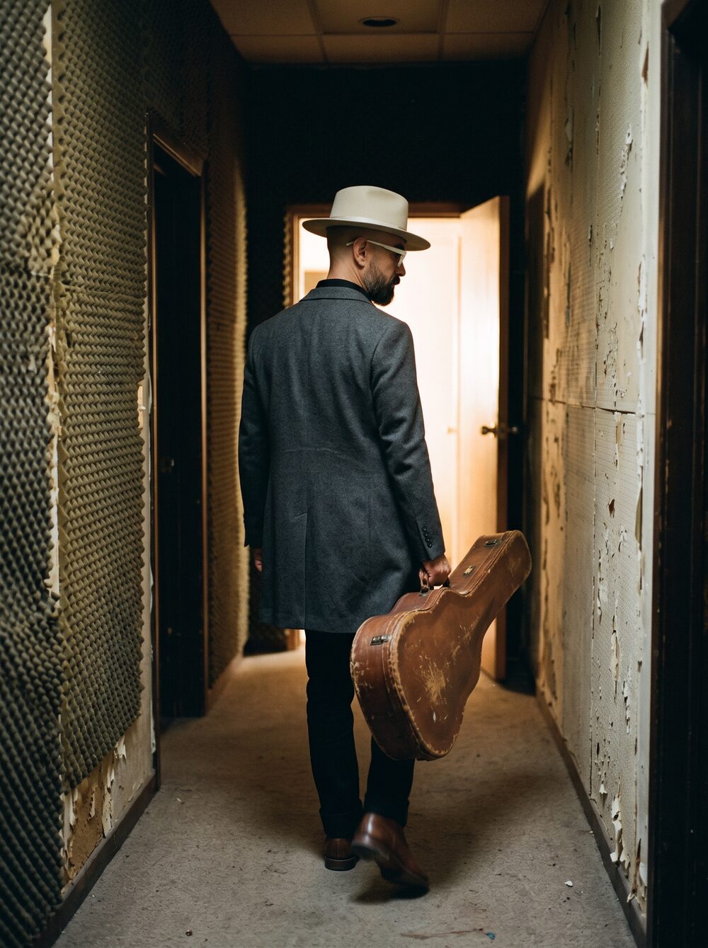 Mario Sandoval, cantante mexicano, con guitarra
