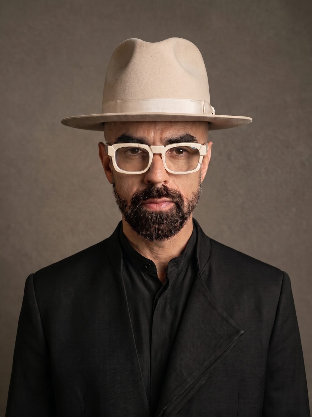 Mario Sandoval, cantante mexicano, retrato lifestyle
