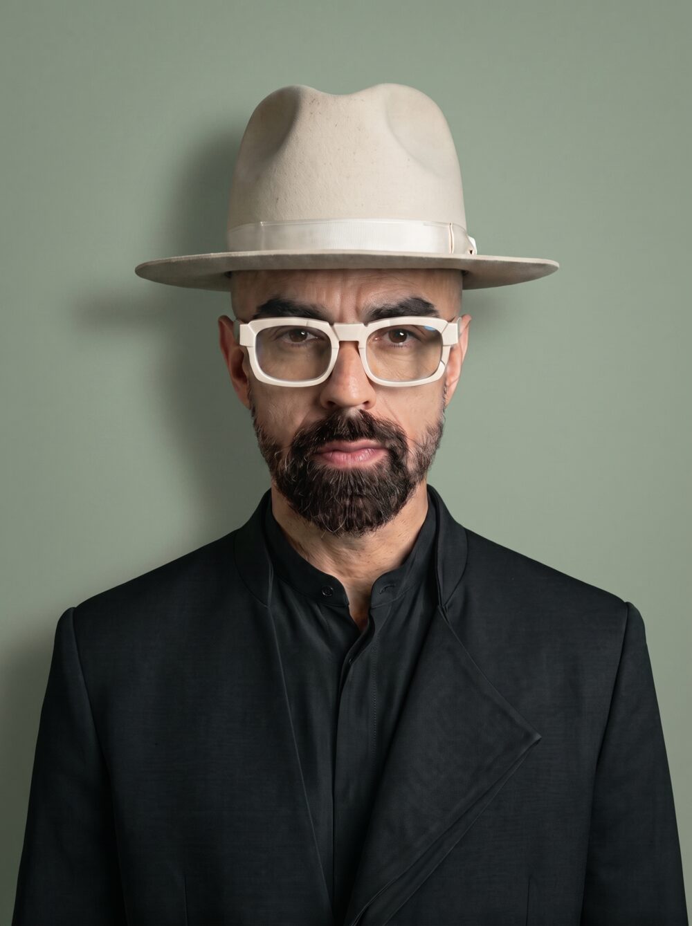 Mario Sandoval, cantante mexicano, retrato lifestyle