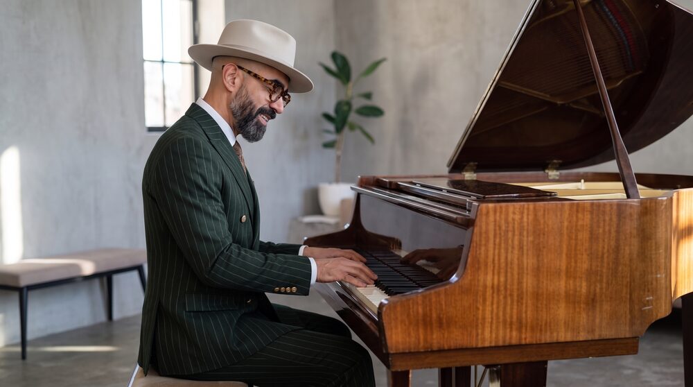 Mario Sandoval, cantante mexicano, tocando piano