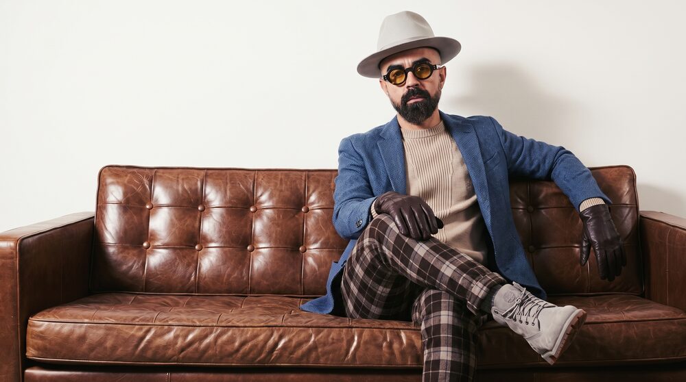 Mario Sandoval, cantante mexicano, retrato en sillón