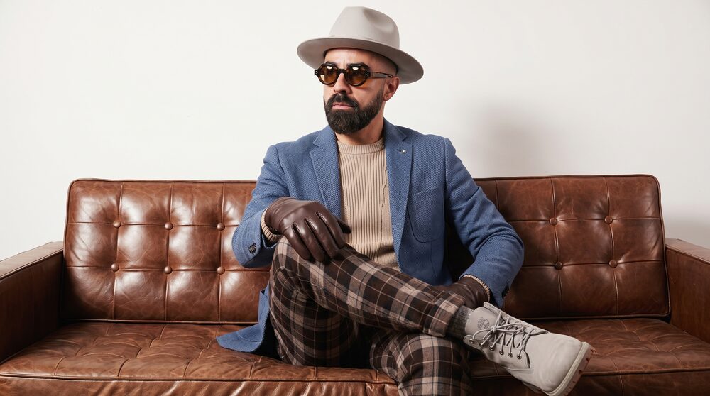 Mario Sandoval, cantante mexicano, retrato en sillón