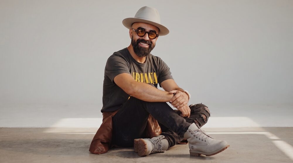 Mario Sandoval, cantante mexicano, retrato con guitarra